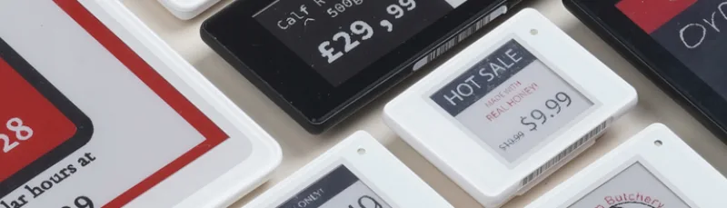 Elektronische Preisschilder nebeneinander mit Artikelnamen, Preisen und roter Aktionsfläche „HOT SALE“